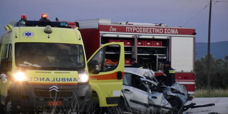 Alldaynews.gr Ένας νεκρός πυροσβέστης και τρεις τραυματίες σε τροχαίο – Διαλύθηκαν τα δύο αυτοκίνητα