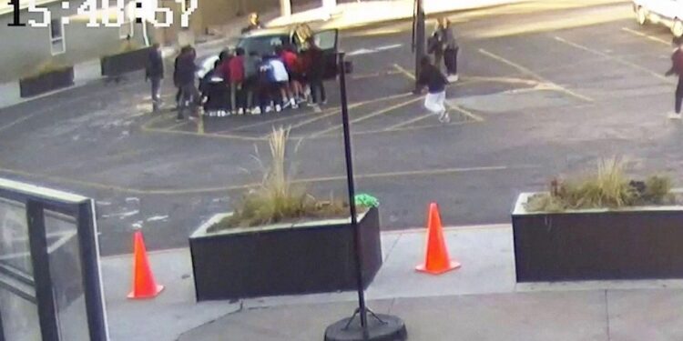 Alldaynews.gr Μαθητές σήκωσαν με τα χέρια αυτοκίνητο για να σώσουν μια μητέρα με τον γιο της