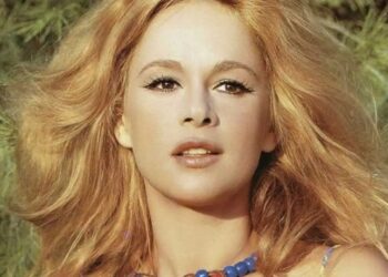 «Η Αλίκη Βουγιουκλάκη μας υποδέχθηκε με μία σομόν ρόμπα, μας έπεσε το σαγόνι»