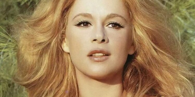 Alldaynews.gr «Η Αλίκη Βουγιουκλάκη μας υποδέχθηκε με μία σομόν ρόμπα, μας έπεσε το σαγόνι»