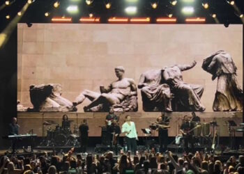 Ο Κωνσταντίνος Αργυρός τραγούδησε στο Τορόντο με φόντο τα Γλυπτά του Παρθενώνα