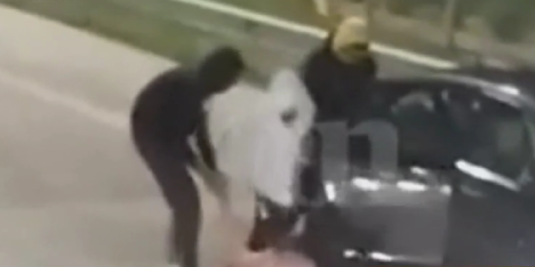 Alldaynews.gr Άγριο επεισόδιο κοντά στα διόδια Αιγίου: Προσπάθησαν να αρπάξουν γυναίκα με τη βία (video)