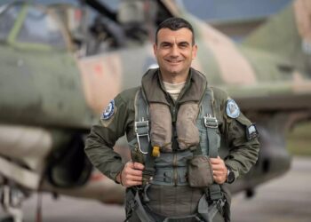 Θρήνος για τον επισμηναγό Επαμεινώνδα Κωστέα στην τελευταία πτήση του με τα T-2 – Τον παρακολουθούσε η οικογένειά του (φωτο, video)