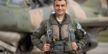 Θρήνος για τον επισμηναγό Επαμεινώνδα Κωστέα στην τελευταία πτήση του με τα T-2 – Τον παρακολουθούσε η οικογένειά του (φωτο, video)