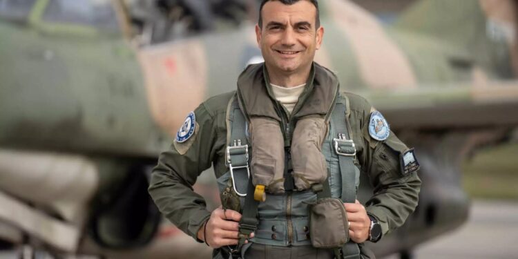 Θρήνος για τον επισμηναγό Επαμεινώνδα Κωστέα στην τελευταία πτήση του με τα T-2 – Τον παρακολουθούσε η οικογένειά του (φωτο, video)