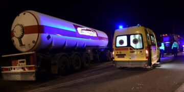 Alldaynews.gr Τραγωδία ΠΡΙΝ ΑΠΟ ΛΙΓΟ: Νεκpός 24χρονος σε μετωπική σύγκρουση ΙΧ αυτοκινήτου με βυτιοφόρο (φωτο)