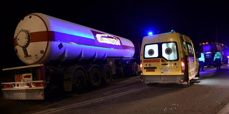 Alldaynews.gr Τραγωδία ΠΡΙΝ ΑΠΟ ΛΙΓΟ: Νεκpός 24χρονος σε μετωπική σύγκρουση ΙΧ αυτοκινήτου με βυτιοφόρο (φωτο)