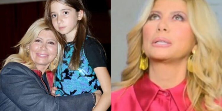 Ζήνα Κουτσελίνη: «Ο μπαμπάς μου μεθuσμένος κατέστρεφε το Χριστουγεννιάτικο δέντρο κι εγώ το έστηνα κλαίγοντας»