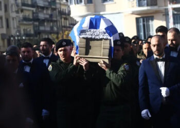 Σπαραγμός στην κηδεία του 31χρονου αστυνομικού παρουσία Μητσοτάκη: Με τη γαλανόλευκη το φέρετρο