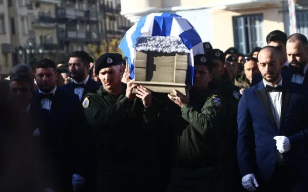Alldaynews.gr Σπαραγμός στην κηδεία του 31χρονου αστυνομικού παρουσία Μητσοτάκη: Με τη γαλανόλευκη το φέρετρο