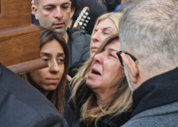 Βασίλης Καρράς: Η στιγμή που η σύζυγός του «λυγίζει» με τα τραγούδια στο τέλος της κηδείας (video)