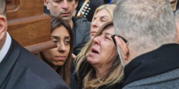 Alldaynews.gr Βασίλης Καρράς: Η στιγμή που η σύζυγός του «λυγίζει» με τα τραγούδια στο τέλος της κηδείας (video)