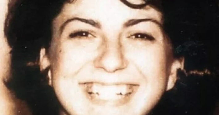 Alldaynews.gr 104 μαχαιριές, ένας ύποπτος, μια αστυνομική ντροπή: Η άγρια δολοφονία της Ελληνίδας φοιτήτριας ιατρικής που 25 χρόνια μετά παραμένει ανεξιχνίαστη