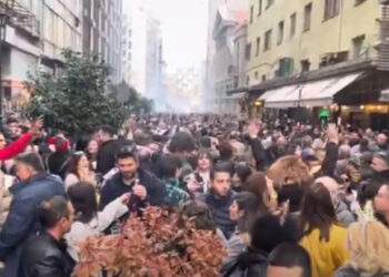 «Απ’ τον βορρά μέχρι τον νότο…»: Αδιαχώρητο και Βασίλης Καρράς στο κέντρο της Θεσσαλονίκης παραμονή του 2024 – Δείτε βίντεο