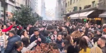 «Απ’ τον βορρά μέχρι τον νότο…»: Αδιαχώρητο και Βασίλης Καρράς στο κέντρο της Θεσσαλονίκης παραμονή του 2024 – Δείτε βίντεο