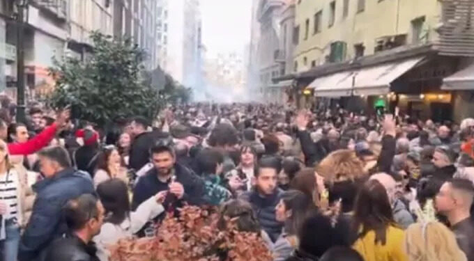 «Απ’ τον βορρά μέχρι τον νότο…»: Αδιαχώρητο και Βασίλης Καρράς στο κέντρο της Θεσσαλονίκης παραμονή του 2024 – Δείτε βίντεο