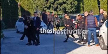 Alldaynews.gr Βασίλης Καρράς: Υποβασταζóμενες η σύζυγος και η κόρη του – Έφτασε στον οίκο τελετών η σορóς του