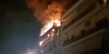 Άνω Πατήσια: Συναγερμός στην πυροσβεστική από μεγάλη φωτιά σε πολυκατοικία