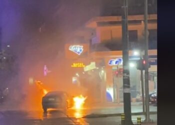Θεσσαλονίκη: Βίντεο από τη στιγμή που αυτοκίνητο τυλίγεται στις φλόγες κοντά σε βενζινάδικο