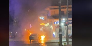 Θεσσαλονίκη: Βίντεο από τη στιγμή που αυτοκίνητο τυλίγεται στις φλόγες κοντά σε βενζινάδικο