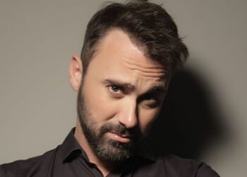 Alldaynews.gr «Εντάξει, εσύ έκανες εκπομπή με τον Λιάγκα»: «Δίκασε» την Φαίη Σκορδά ο Γιώργος Καπουτζίδης (video)