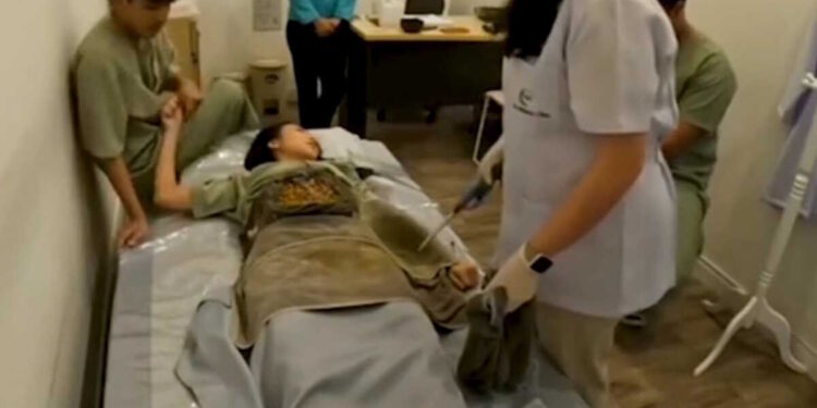 Alldaynews.gr Μοντέλο τυλίχθηκε στις φλόγες κάνοντας εναλλακτική θεραπεία για το στομάχι