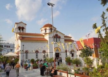 Ντpοπή: Δείτε το χριστουγεννιάτικο στολισμό στη Δραπετσώνα