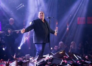 Βασίλης Καρράς: «Καλησπέρα και καλή βραδιά» – Η ατάκα και τα τραγούδια που γκρέμιζαν μαγαζιά και στάδια (video)