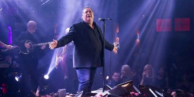 Alldaynews.gr Βασίλης Καρράς: «Καλησπέρα και καλή βραδιά» – Η ατάκα και τα τραγούδια που γκρέμιζαν μαγαζιά και στάδια (video)