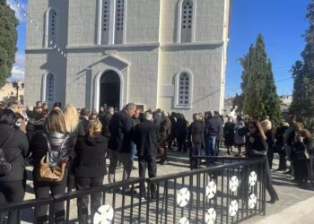 Ράγισαν καρδιές στην κηδεία της 43χρονης Γεωργίας που δολοφόνησε ο 71χρονος μέσα στο σπίτι της στη Σαλαμίνα