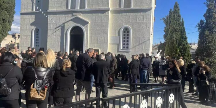 Alldaynews.gr Ράγισαν καρδιές στην κηδεία της 43χρονης Γεωργίας που δολοφόνησε ο 71χρονος μέσα στο σπίτι της στη Σαλαμίνα