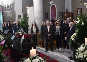 Alldaynews.gr Κηδεύτηκε με το αγαπημένο του καπέλο ο Βασίλης Βασιλικός – «Είναι μεγάλος ο καημός, έχασα αδερφό» είπε συγκινημένος ο Γαβράς (video)