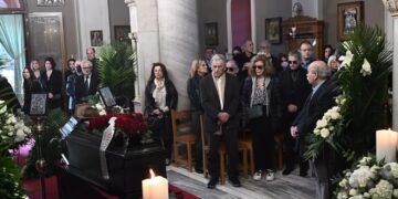 Alldaynews.gr Κηδεύτηκε με το αγαπημένο του καπέλο ο Βασίλης Βασιλικός – «Είναι μεγάλος ο καημός, έχασα αδερφό» είπε συγκινημένος ο Γαβράς (video)