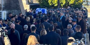 Alldaynews.gr Ραγίζουν καρδιές στην κηδεία του ήρωα επισμηναγού Επαμεινώνδα Κωστέα – Τραγική φιγούρα η γυναίκα του