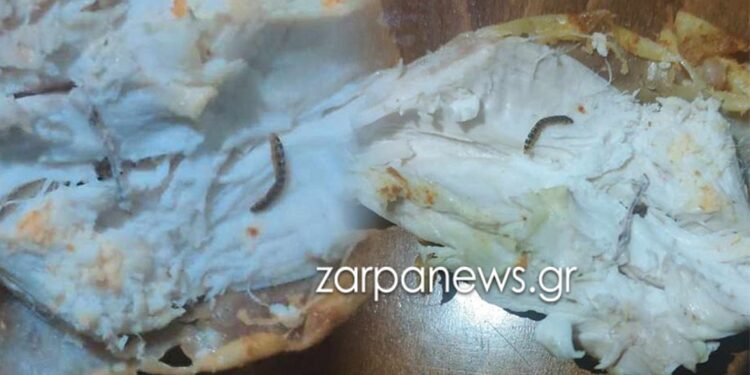 Alldaynews.gr Μητέρα βρήκε…σκουλήκια μέσα σε κοτόπουλο που ψώνισε σε γνωστό σούπερ μάρκετ