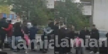 Alldaynews.gr Βίντεο ντοκουμέντο από την συμπλοκή μαθητών κοντά σε σχολείο στη Λαμία (video)