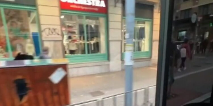 Alldaynews.gr Λεωφορείο του ΟΑΣΘ “γκαζώνει” με ανοιχτές τις πόρτες σε δρόμο της Θεσσαλονίκης – Επικά σχόλια