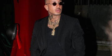 Light: Το αστρονομικό ποσό που χάλασε στα μπουζούκια – «Ξόδεψα 1 εκ. ευρώ σε λουλούδια»