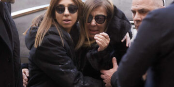 Alldaynews.gr Βασίλης Καρράς: Κατέρρευσε με λυγμούς η σύζυγός του – Συγκινητικές στιγμές έξω από την εκκλησία