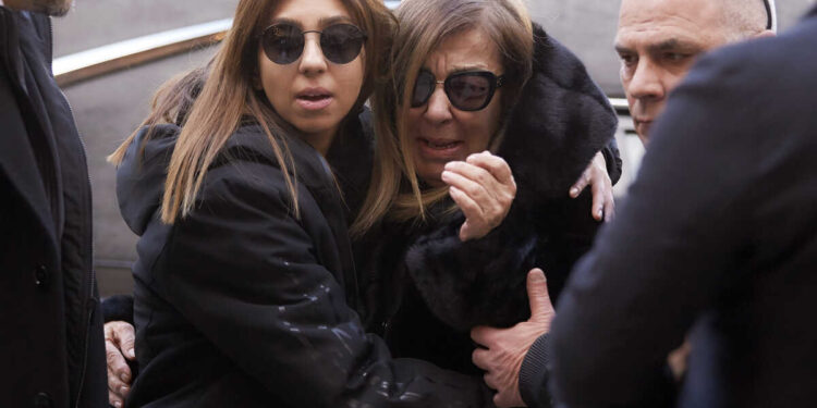 Alldaynews.gr Βασίλης Καρράς: Κατέρρευσε με λυγμούς η σύζυγός του – Συγκινητικές στιγμές έξω από την εκκλησία