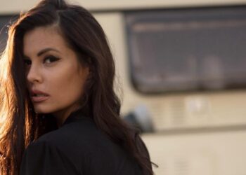 Μαρία Κορινθίου: «Παρακαλάω έξω από το δωμάτιό της κόρης μου για μια αγκαλιά»