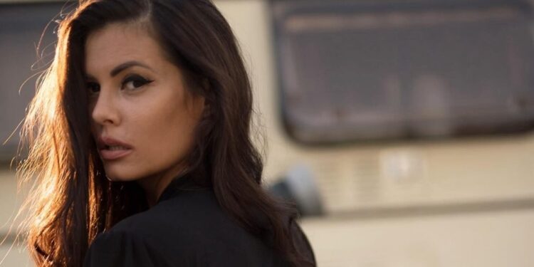 Μαρία Κορινθίου: «Παρακαλάω έξω από το δωμάτιό της κόρης μου για μια αγκαλιά»