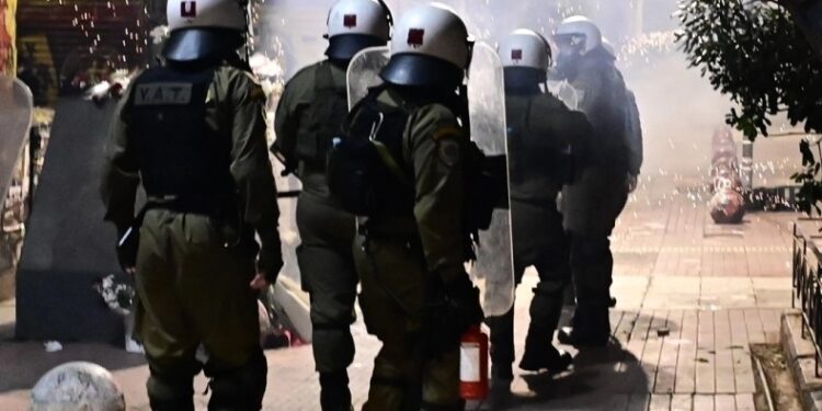 Alldaynews.gr Ρέντη: «Δεν μπορούμε να τον κρατήσουμε» – Συγκλονίζει το ηχητικό ντοκουμέντο λίγη ώρα μετά την επίθεση στον 31χρονο αστυνομικό