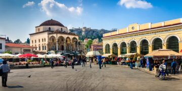 Λήστεψαν 19χρονο στο Μοναστηράκι και τον πυροβόλησαν στο Ζεφύρι που τους ακολούθησε