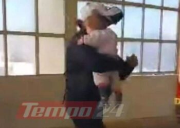 Αστυνομικοί μετέφεραν κοριτσάκι 20 μηνών σε νοσοκομείο με περιπολικό – Δείτε το βίντεο