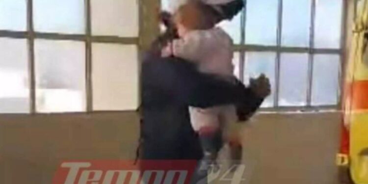 Alldaynews.gr Αστυνομικοί μετέφεραν κοριτσάκι 20 μηνών σε νοσοκομείο με περιπολικό – Δείτε το βίντεο