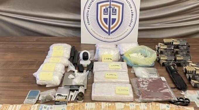 Alldaynews.gr Η «θεία» κι ο «Αραφάτ» – Μια 71χρονη κρατούμενη σε φυλακές η «εγκέφαλος» του κυκλώματος κοκαΐνης (video)