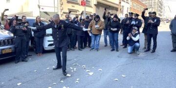 Alldaynews.gr ΗΠΑ: Χορεύοντας ζεϊμπέκικο βγήκε στη σύνταξη ο Έλληνας Διοικητής της Αστυνομίας στη Νέα Υόρκη – Δείτε βίντεο