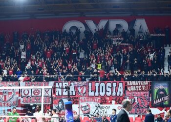 ΠΡΙΝ ΑΠΟ ΛΙΓΟ: Χαροπαλεύει αστυνομικός που τραυματίστηκε από ναυτική φωτοβολίδα στον αγώνα βόλεϊ Ολυμπιακός – ΠΑΟ (video)