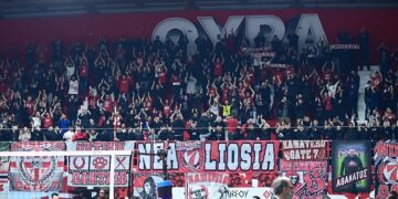 Alldaynews.gr ΠΡΙΝ ΑΠΟ ΛΙΓΟ: Χαροπαλεύει αστυνομικός που τραυματίστηκε από ναυτική φωτοβολίδα στον αγώνα βόλεϊ Ολυμπιακός – ΠΑΟ (video)